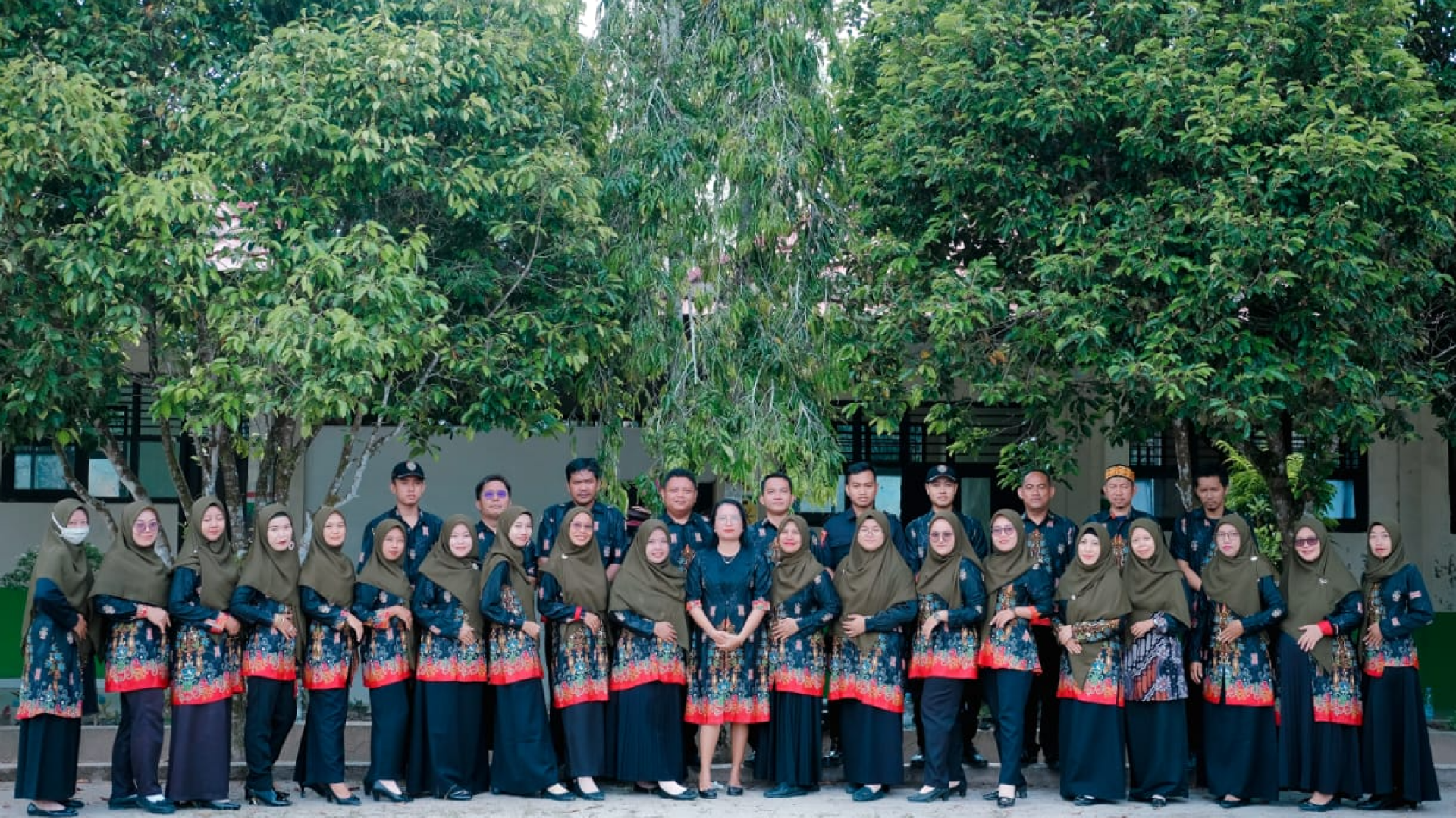 DEWAN GURU DAN STAF TU